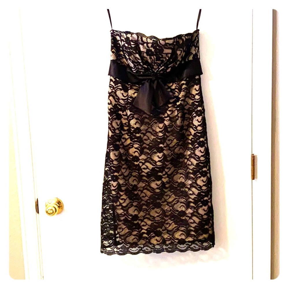 WHBM size 4 strapless, lace cocktail dress